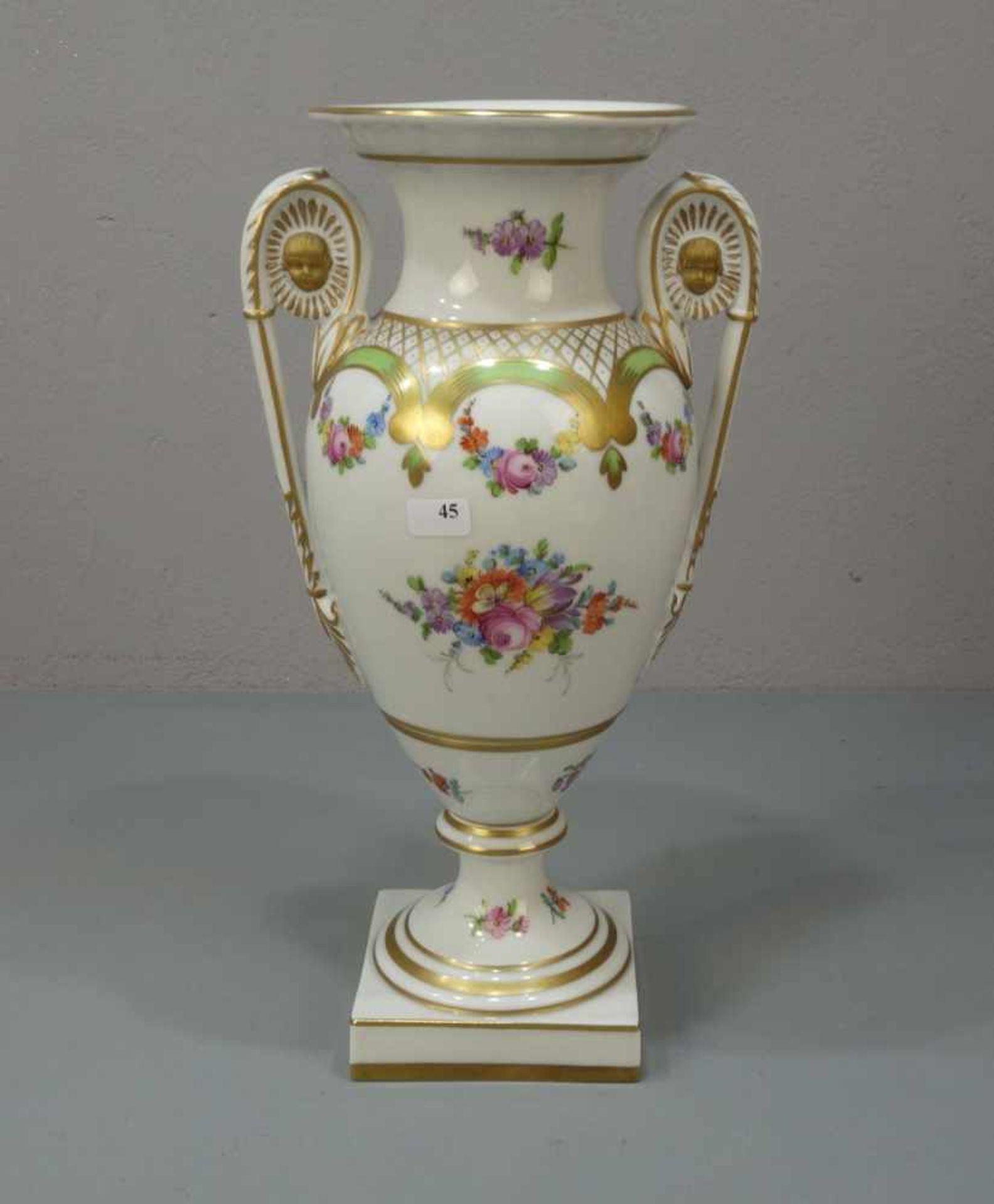 VASE in antikisierender Formensprache / porcelain vase, Porzellan, Sächsische Porzellanfabrik von