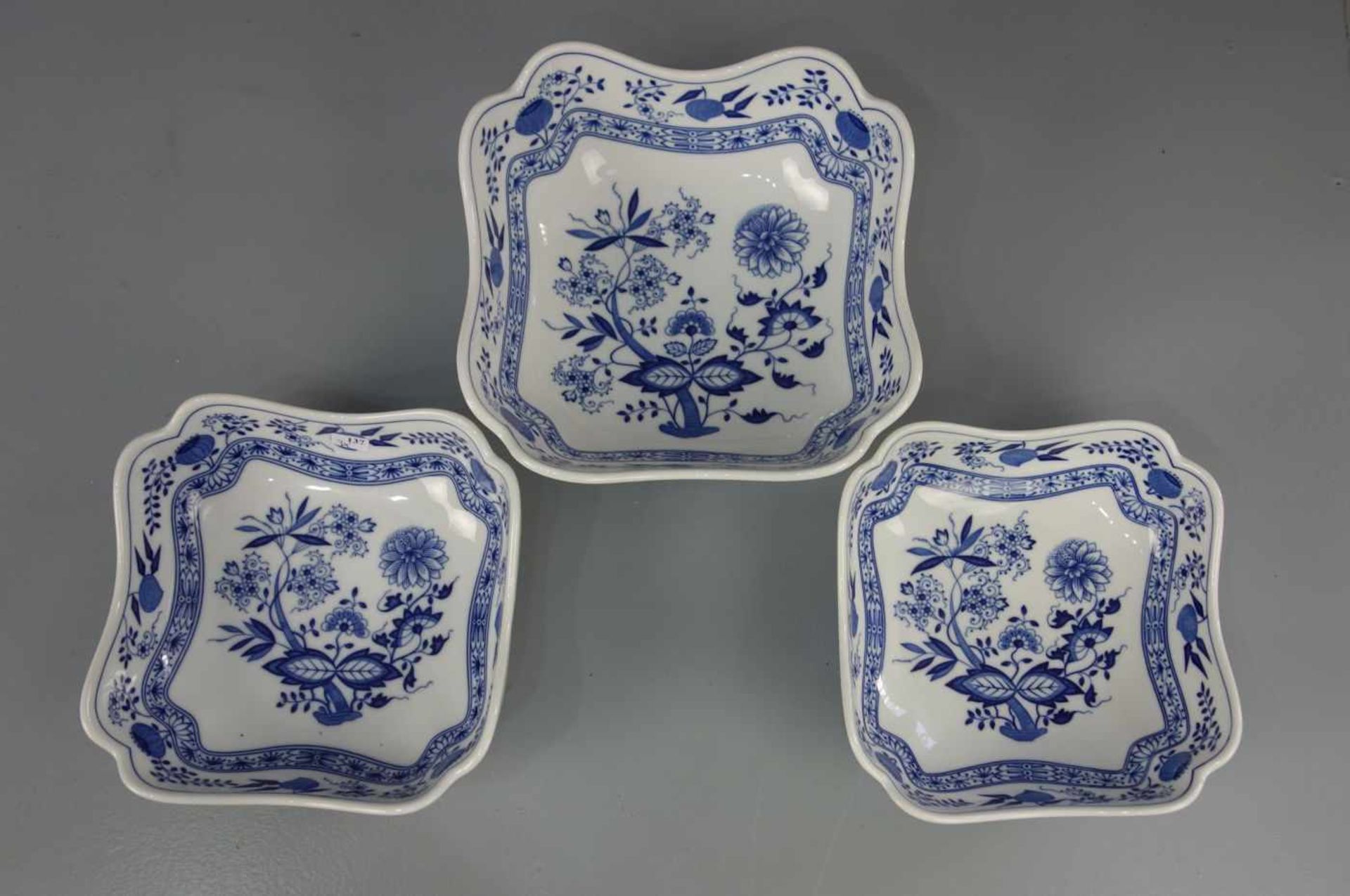 3 SCHALEN / KARREESCHALEN / porcelain bowls, Porzellan, Manufaktur Hutschenreuther, 20. Jh.;