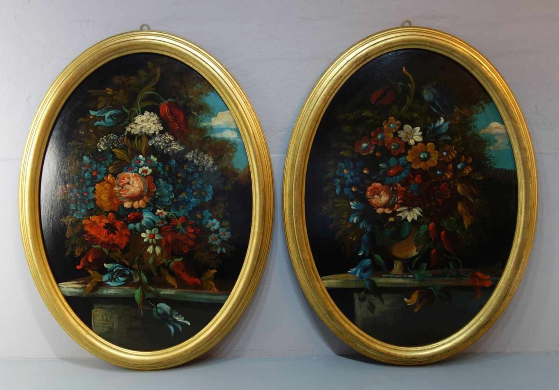 PAAR GEMÄLDE MIT BLUMESTILLEBEN / pair of paintings, als Pendants gearbeitet; Öl auf Hartfaserplatte