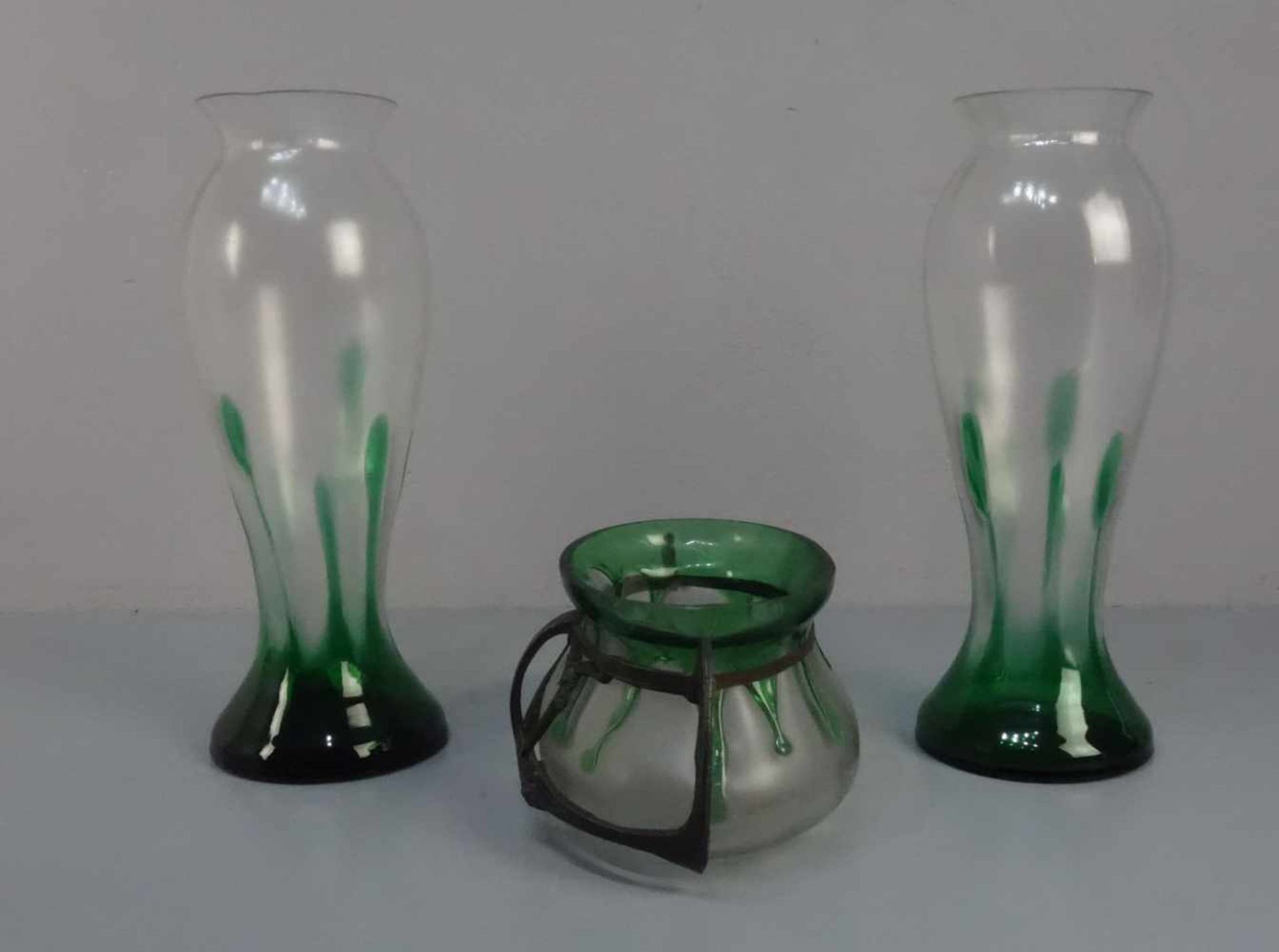 JUGENDSTIL VASENPAAR UND JARDINIÈRE / pair of art nouveau vases and jardiniere / centerpiece, - Bild 2 aus 3