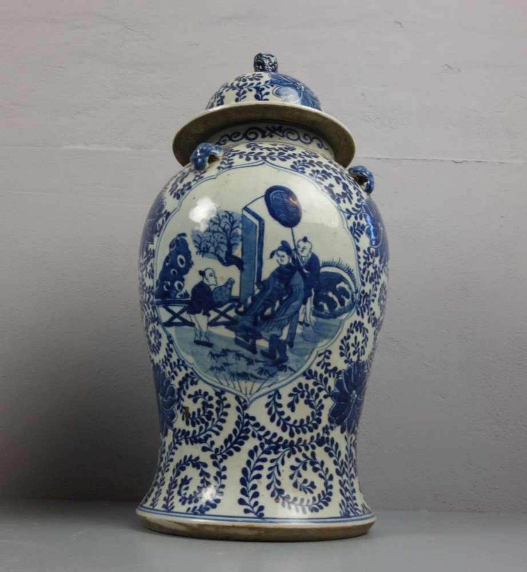 PAAR CHINESISCHE DECKELVASEN / pair of chinese vases, late Qing dynasty, Porzellan (ungemarkt), - Image 5 of 5