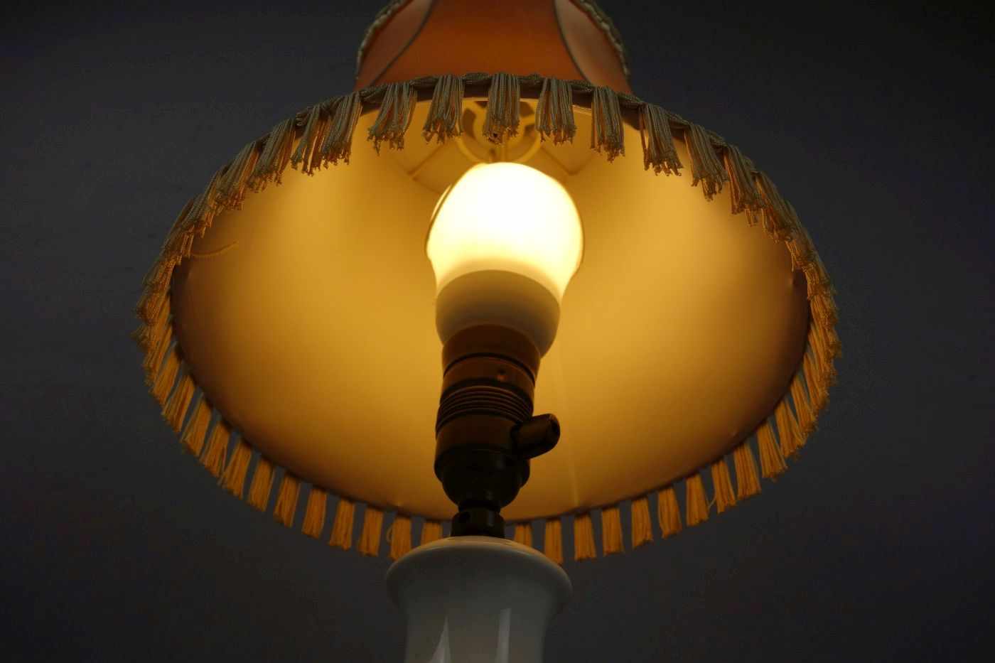 LAMPE / TISCHLAMPE mit Vasenfuß / table lamp, einflammig elektrifiziert, Fassung mit Drehschalter. - Image 3 of 4