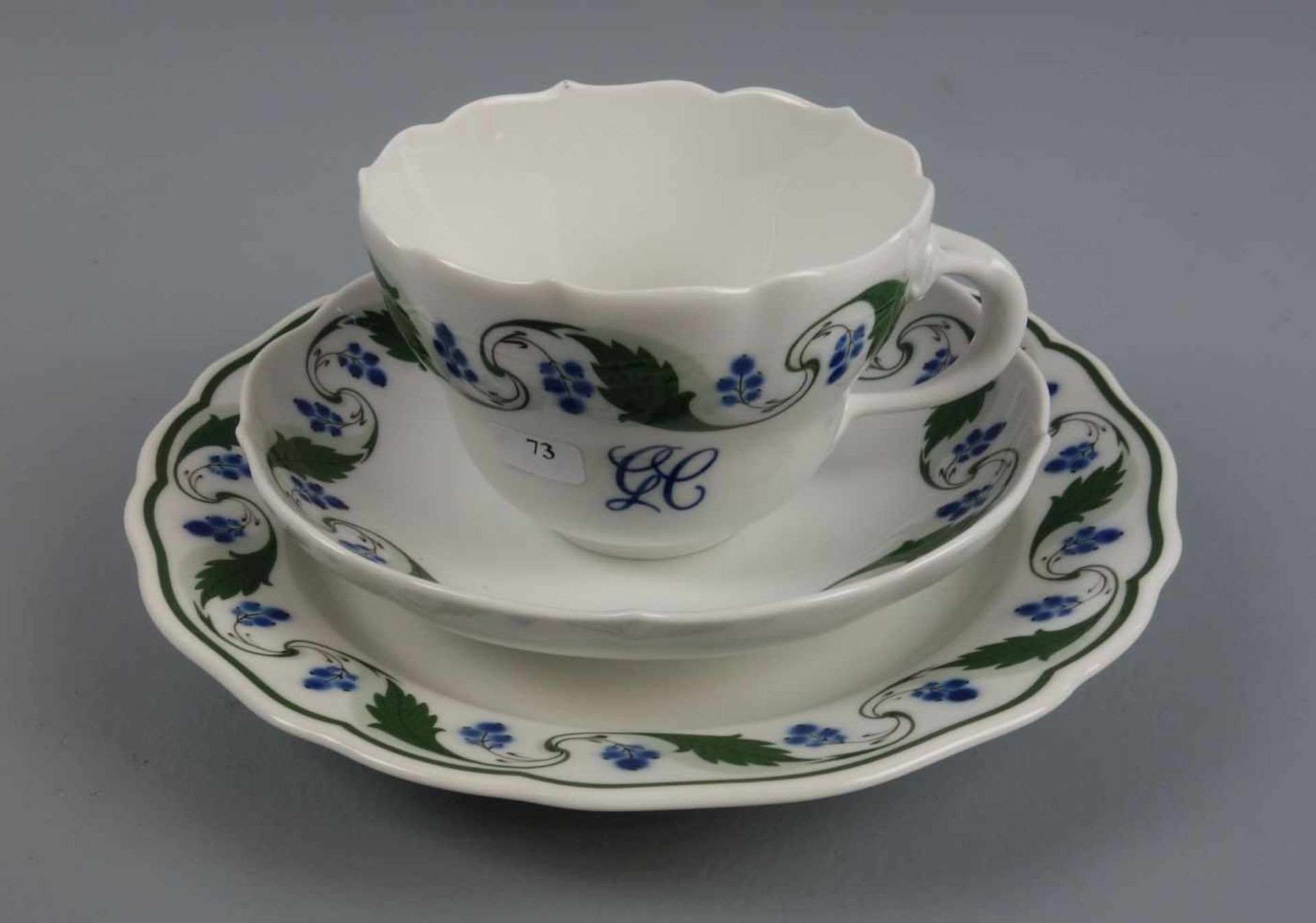 MEISSEN - GEDECK mit stilisiertem Blaubeerdekor: Tasse, Untertasse und Teller / cup, saucer and