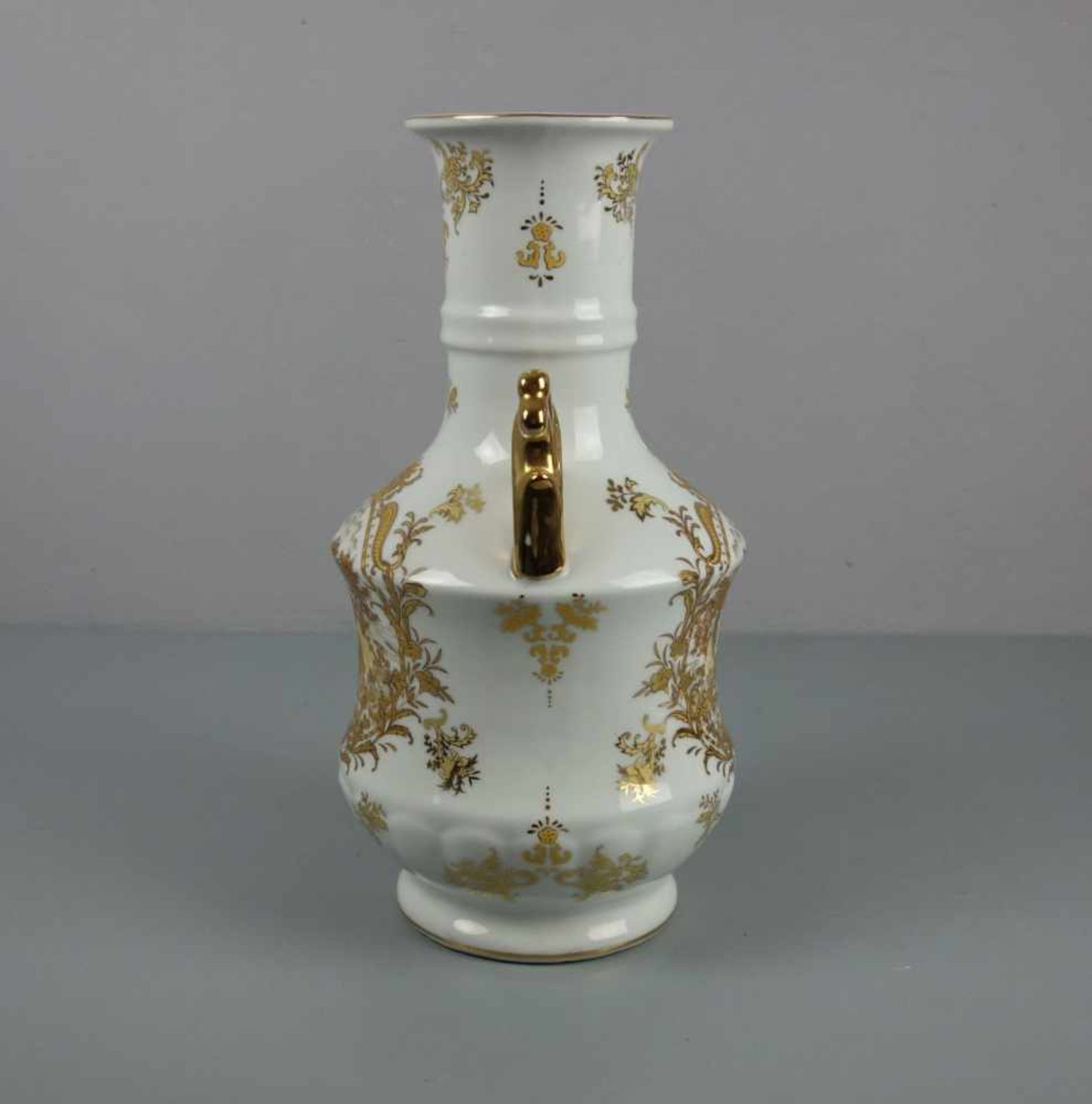 VASE, Porzellan, unter dem Stand aufglasurgold gemarkt "Limoges", Frankreich. Gekehlter Standring, - Bild 3 aus 5