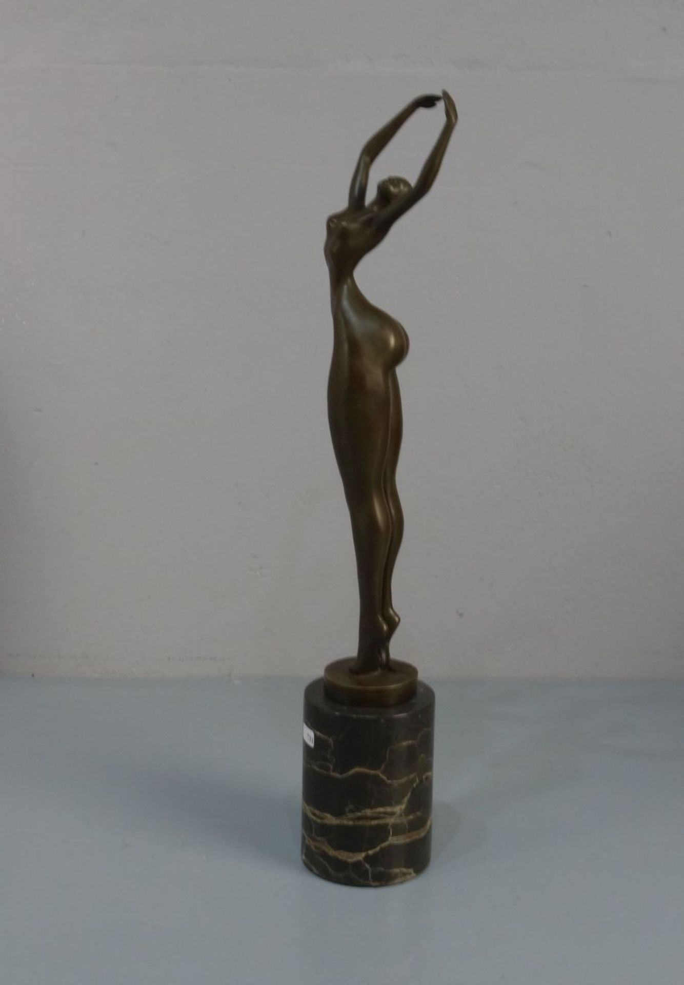 JUNO (Bildhauer des 20./21. Jh.), Skulptur / sculpture: "Weiblicher Akt / Tänzerin", Bronze, - Bild 2 aus 5