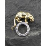 FIGÜRLICHER ANHÄNGER "Panther" / pendant, 585er Gelbgold (2,6 g). Panther auf einem Reifen, dieser