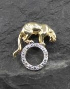 FIGÜRLICHER ANHÄNGER "Panther" / pendant, 585er Gelbgold (2,6 g). Panther auf einem Reifen, dieser