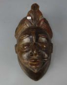 AFRIKANISCHE KUNST / MASKE / tribal Art, Holz, geschnitzt. Aufgewölbte Maske mit angedeutetem