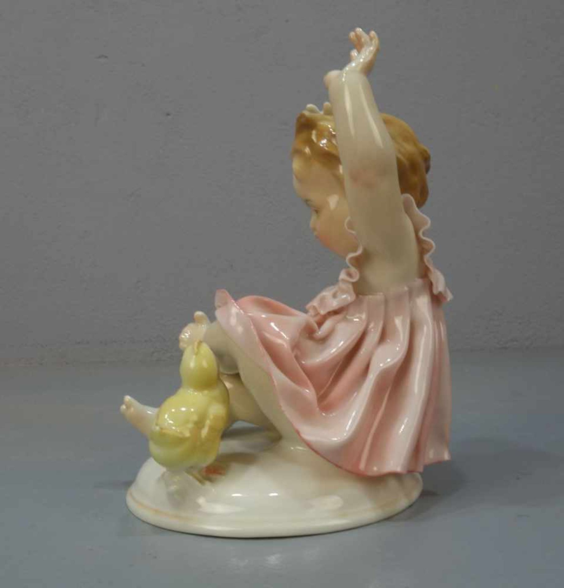 PORZELLANFIGUR: "Mädchen mit Küken" / porcelain figure "girl with chicklet", 1. Hälfte 20. Jh., - Bild 3 aus 6