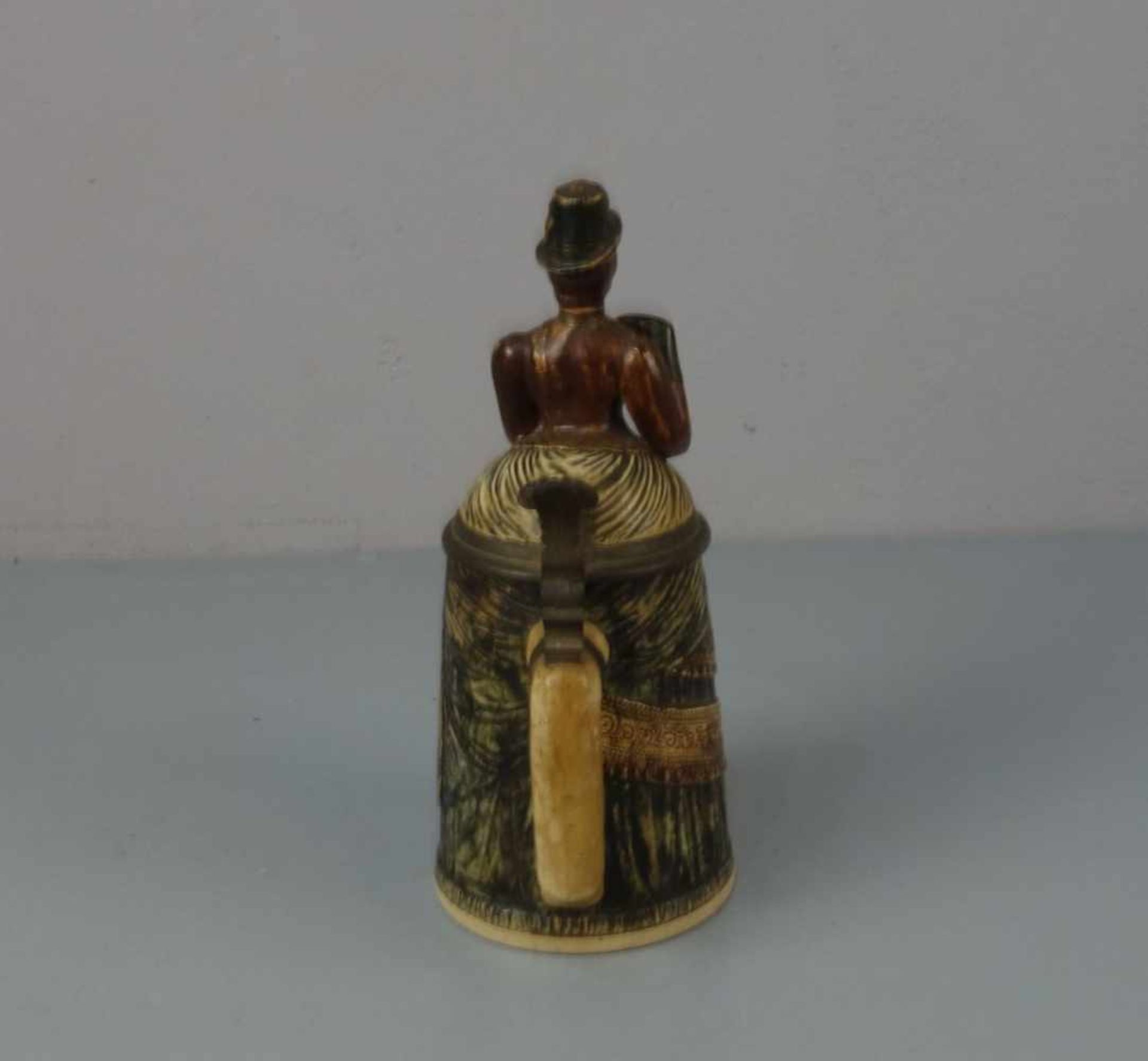 FIGÜRLICHER KRUG "Dame mit Hut" / figural jug, Keramik mit Zinnmontur, heller Scherben, polychrom - Image 5 of 6