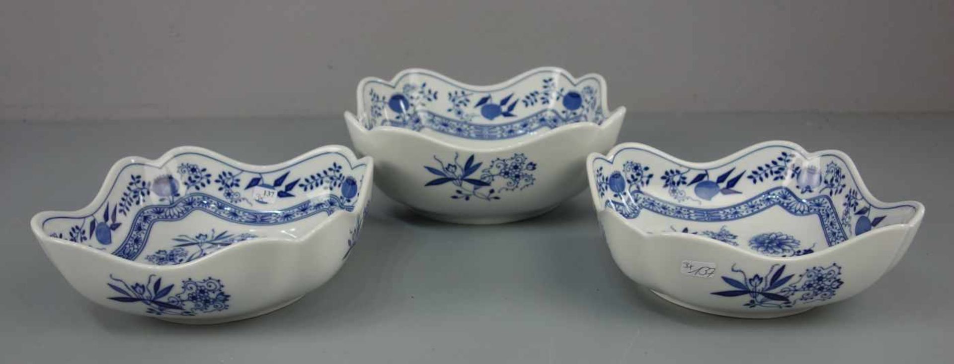 3 SCHALEN / KARREESCHALEN / porcelain bowls, Porzellan, Manufaktur Hutschenreuther, 20. Jh.; - Bild 2 aus 4