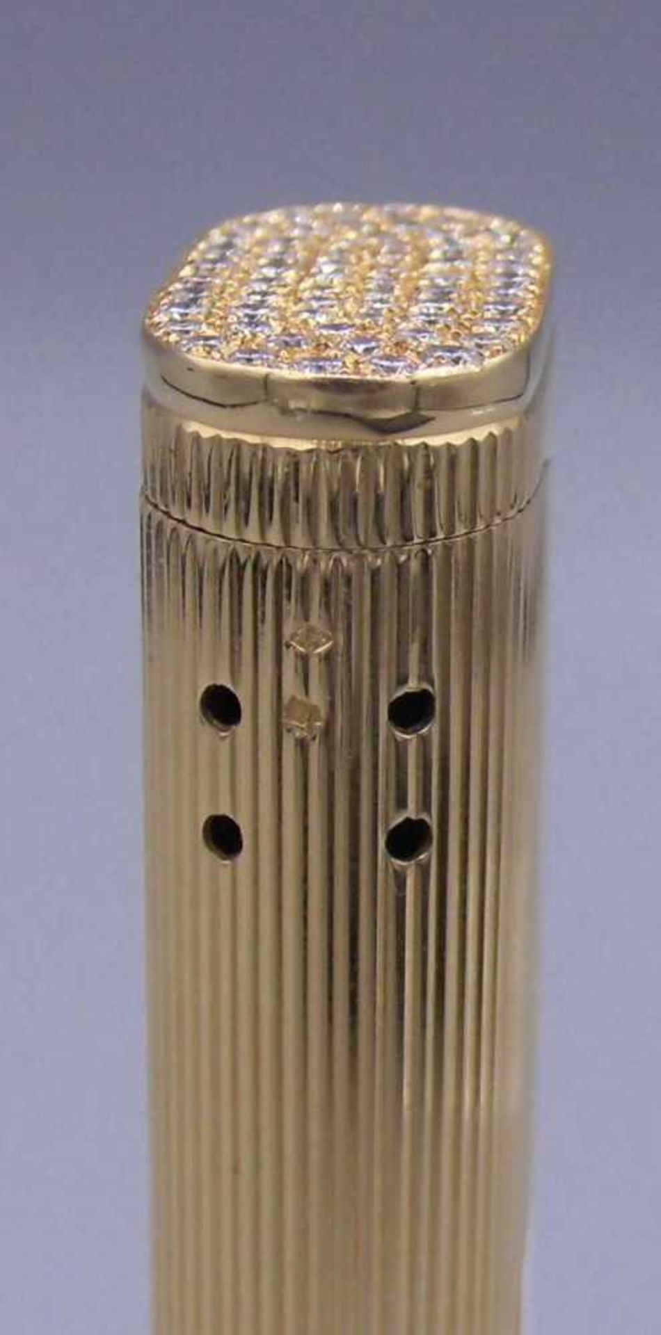 LUXURIÖSES GOLDENES FEUERZEUG MIT BRILLANTBESATZ / golden lighter with diamonds, bestehend 750er - Image 3 of 5