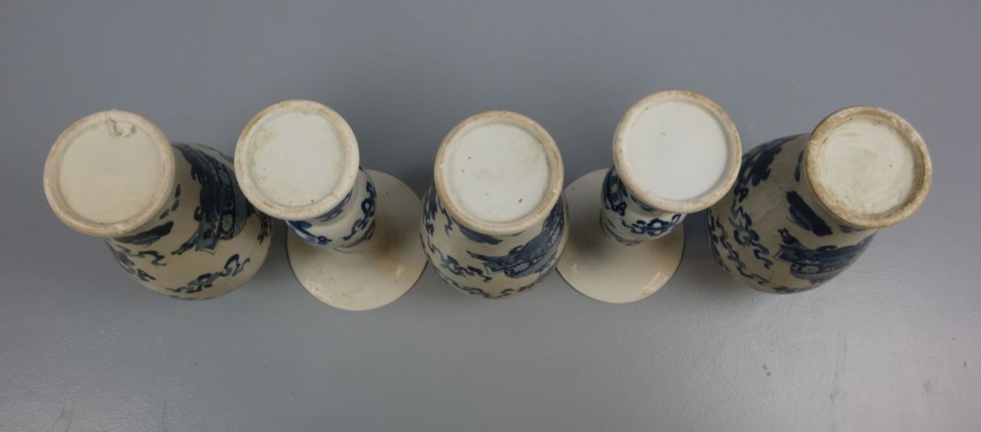 SET VON 5 CHINESISCHEN VASEN / set of 5 chinese vases, Porzellan, China, ungemarkt. Weißgraue Glasur - Image 5 of 5