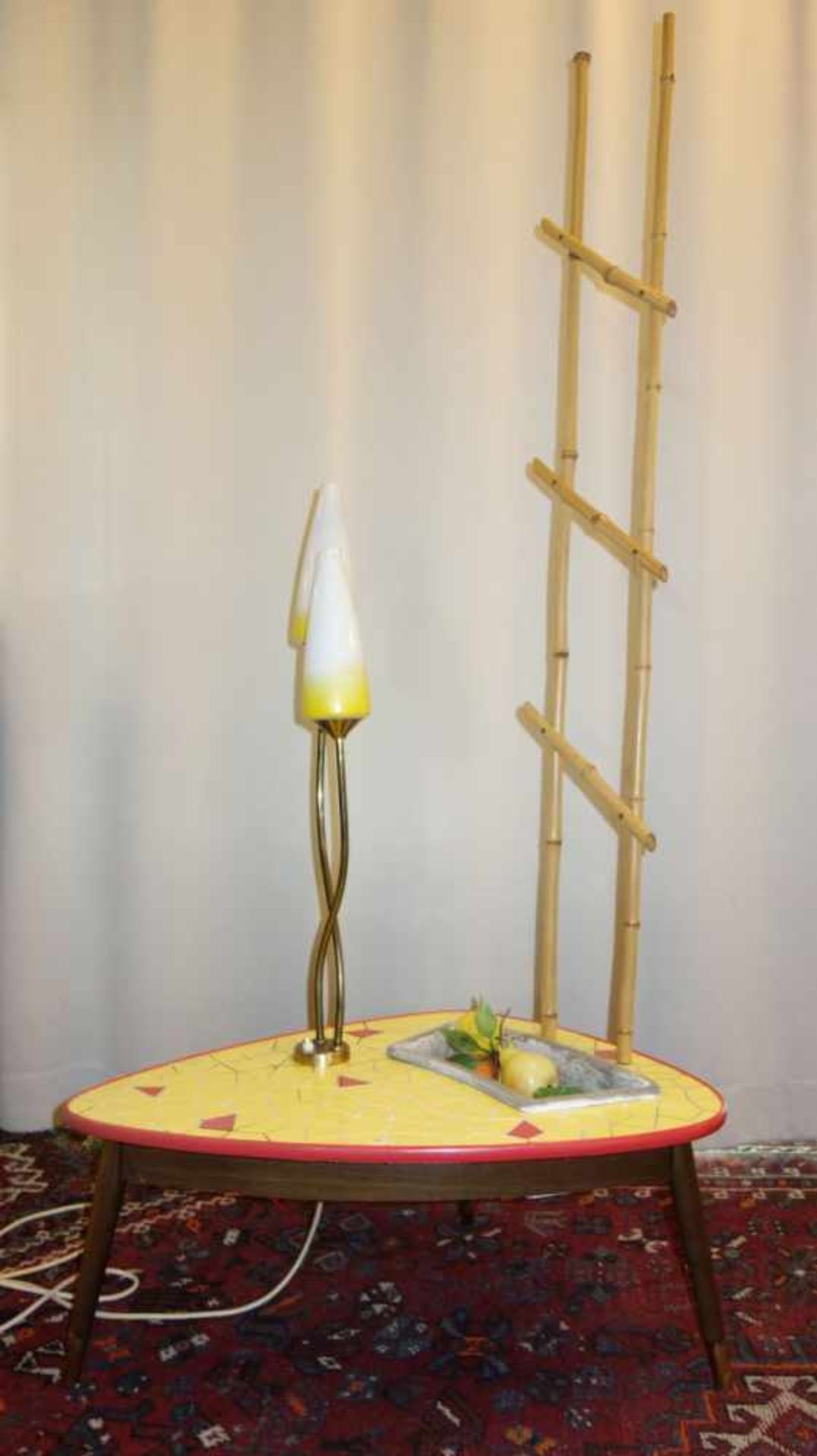 NIERENTISCH MIT LAMPE UND CACHEPOT / table, 1950er Jahre. Zargenrahmen aus braun lasiertem
