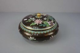 CLOISONNÉ - DOSE / DECKELDOSE / Cloisonné box, Emaille über Messing mit chinoisem Dekor.