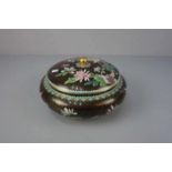 CLOISONNÉ - DOSE / DECKELDOSE / Cloisonné box, Emaille über Messing mit chinoisem Dekor.