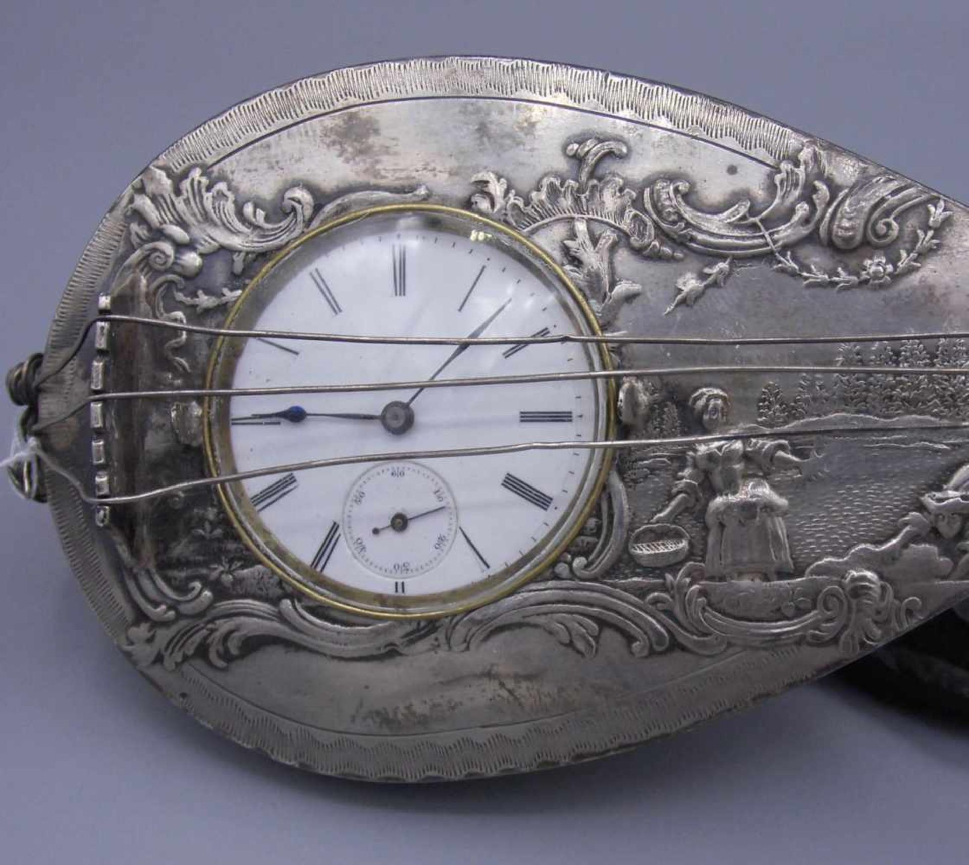 FIGÜRLICHE SILBERNE TISCHUHR "LAUTE" / TASCHENUHR IM SILBERGEHÄUSE IN FORM EINER LAUTE / silver - Bild 3 aus 9