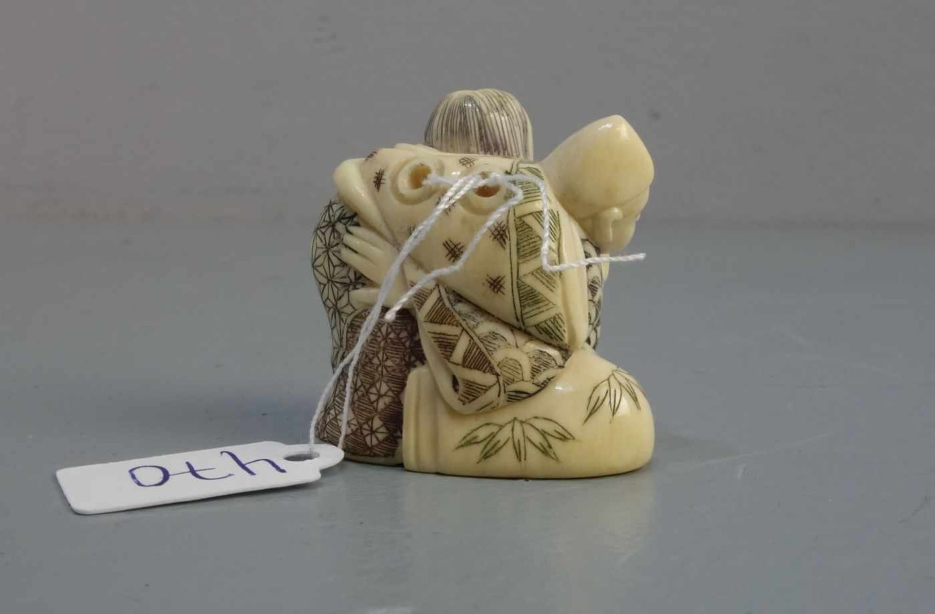 NETSUKE / HANDSCHMEICHLER: Figurengruppe, Japan, geschnitztes Elfenbein, mit ungedeuteter - Image 3 of 4