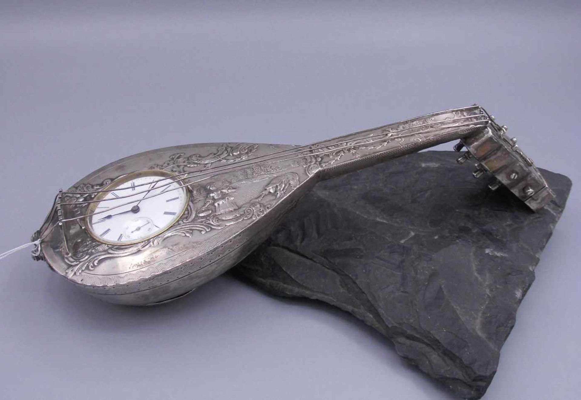 FIGÜRLICHE SILBERNE TISCHUHR "LAUTE" / TASCHENUHR IM SILBERGEHÄUSE IN FORM EINER LAUTE / silver