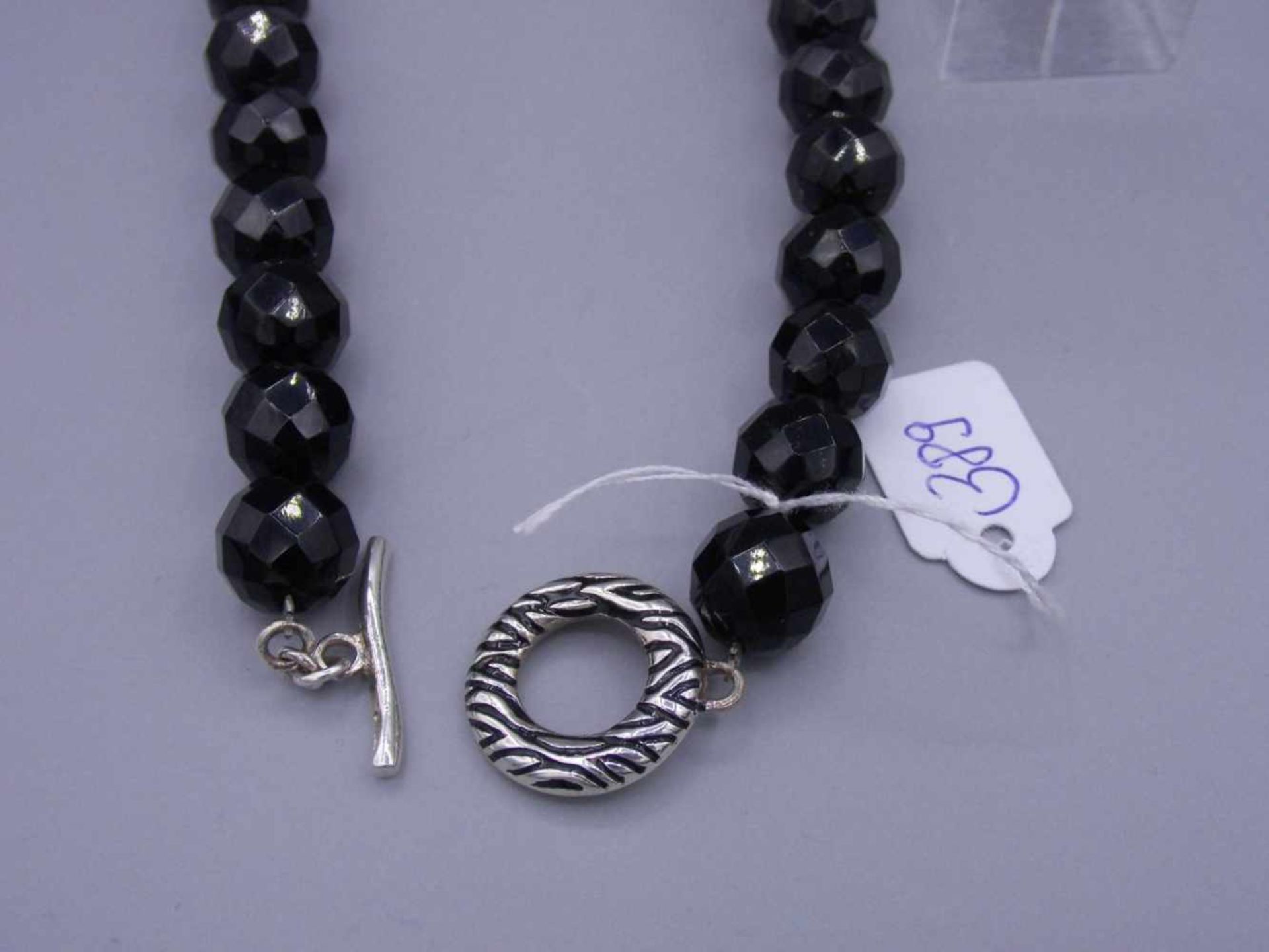 ONYX - KETTE / necklace, mit facettiert geschliffenen Kugeln und 925er Silberverschluss. Kugel-D. - Image 3 of 4