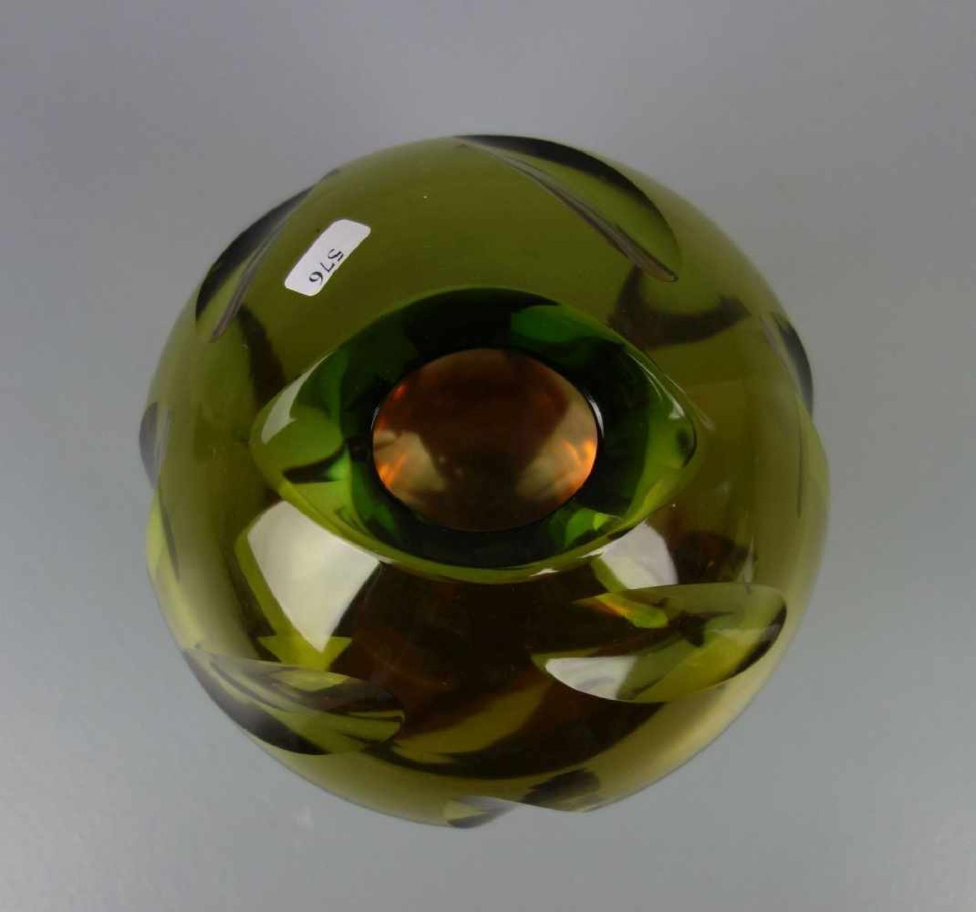 MURANO - GLASVASE, dickwandiges farbloses Glas, orange und grün unterfangen, 1960er /1970er Jahre. - Image 3 of 4