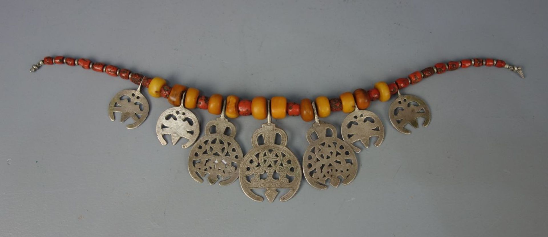 BERBER-SCHMUCK: COLLIER / HALSKETTE / oriental jewellery, Tinerhir / Marokko. Silber, Koralle und