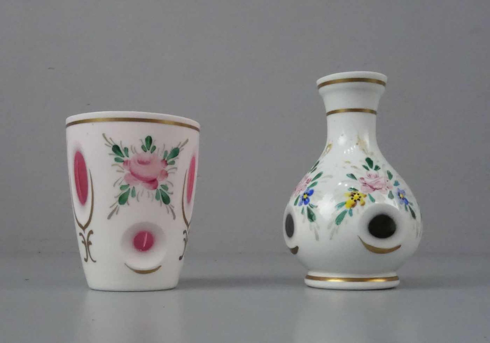 ÜBERFANGGLAS: BECHERGLAS UND KLEINE VASE / flashed glass: vase and beaker, 20. Jh., Glas und - Bild 3 aus 3