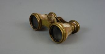 OPERNGLAS / opera glasses, Messing mit Perlmuttbesatz, mit Rad zur Schärfenregulierung. H. 3,5 cm;