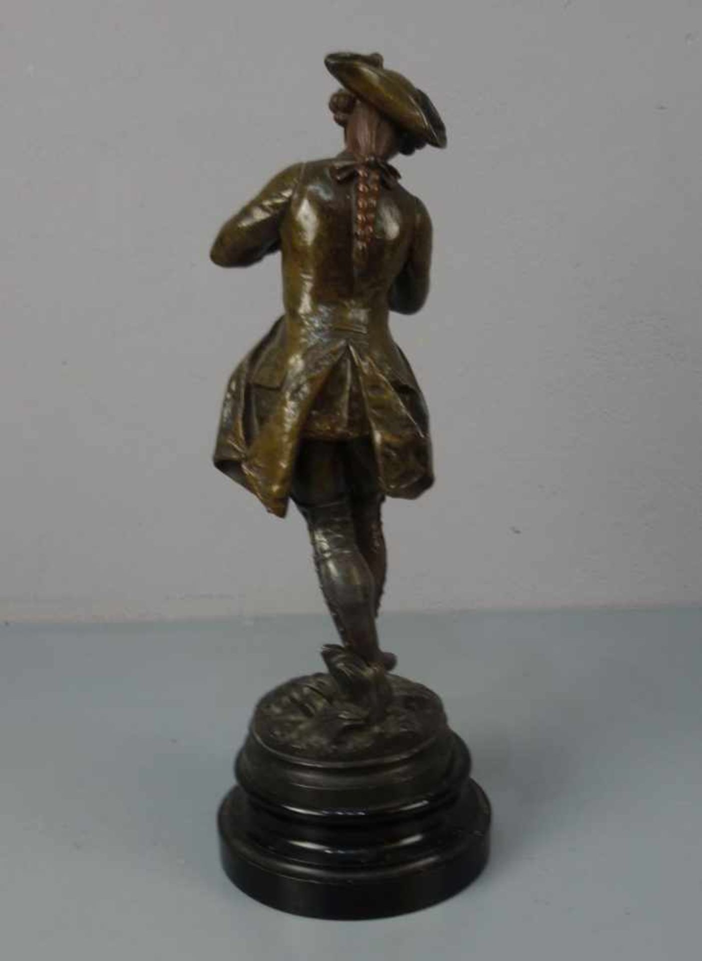 SKULPTUR / sculpture: "Edelmann", bronzierter Zinkguss auf mehrfach profiliertem und ebonisiertem - Bild 4 aus 5