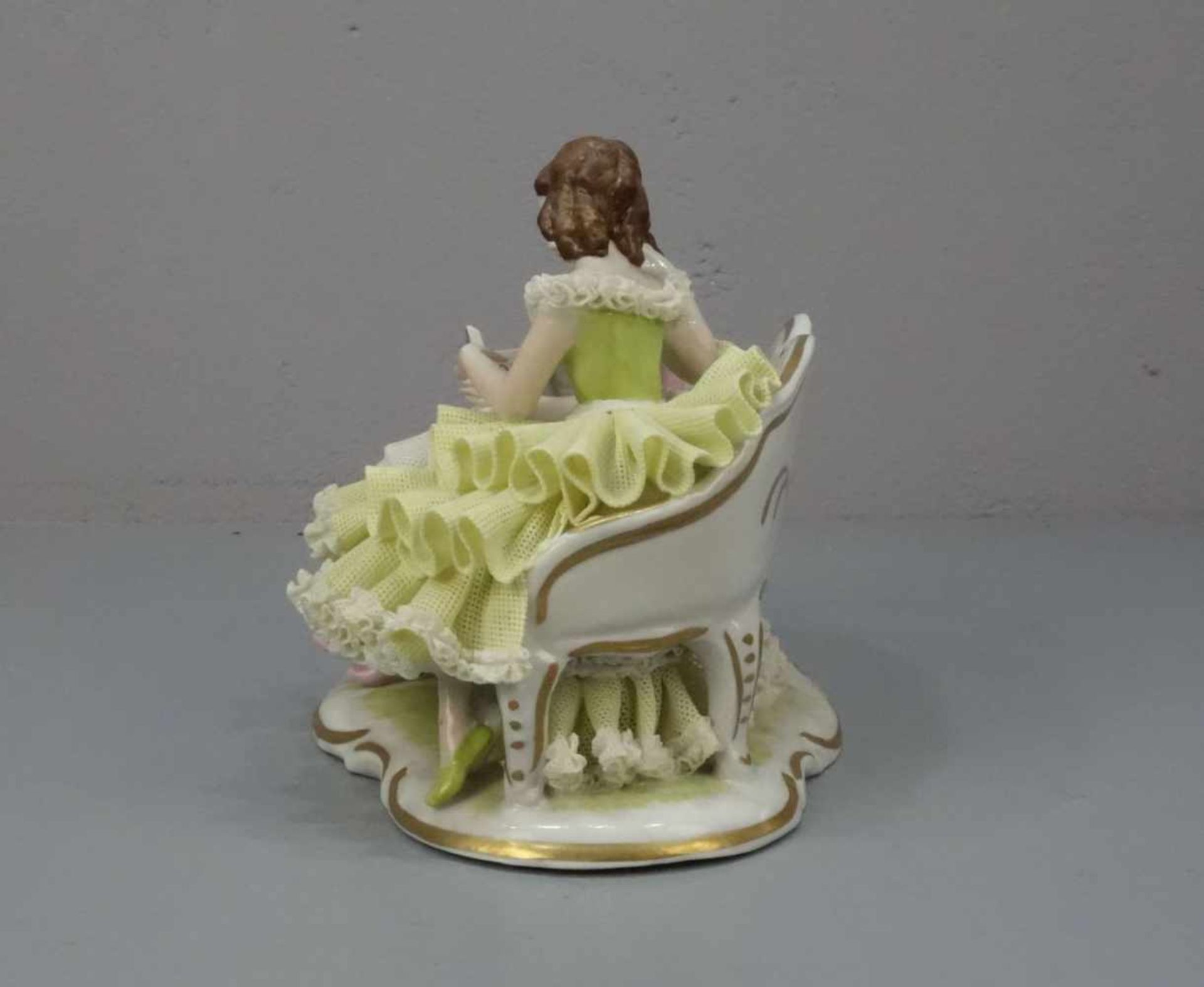 FIGURENGRUPPE: "Lesende Frauen" / porcelain figures, Porzellan, unbekannte Manufakturmarke "D" unter - Image 4 of 5