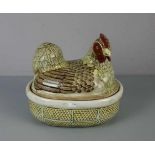 FIGÜRLICHE DECKELDOSE "Huhn" / porcelain box "chicken", Porzellan, China (ungemarkt), reliefiert,