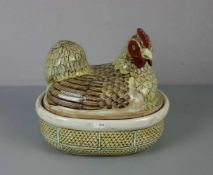 FIGÜRLICHE DECKELDOSE "Huhn" / porcelain box "chicken", Porzellan, China (ungemarkt), reliefiert,