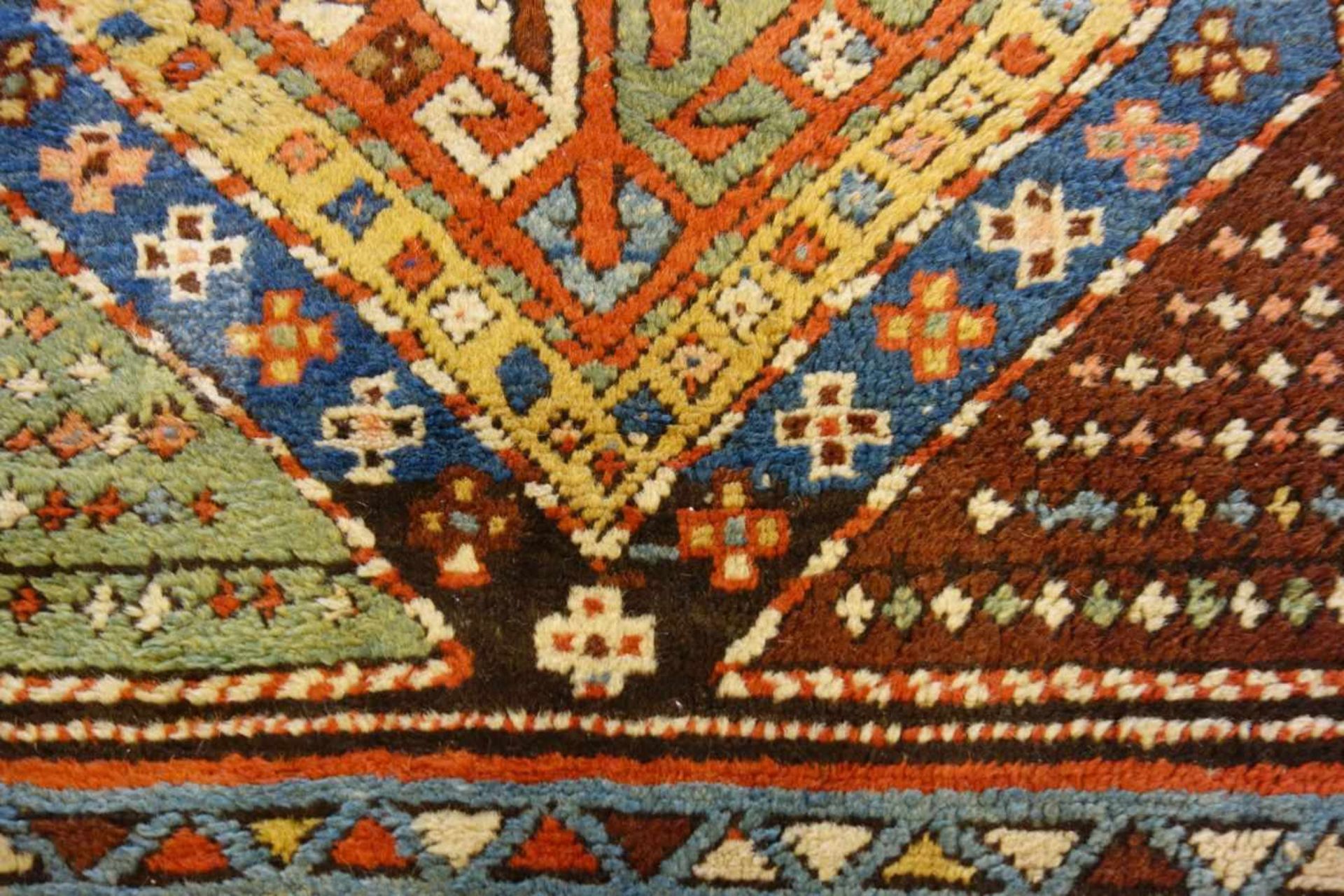 KAUKASISCHER MEDAILLONTEPPICH / carpet, wohl 19. Jh., Kaukasus / Schulaver-Kasak (Schulaver- - Image 10 of 13