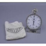 STOPPUHR / stopwatch, Firma Heuer, Edelstahlgehäuse mit Krone. Weißes Zifferblatt mit gebläuten