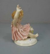 PORZELLANFIGUR: "Mädchen mit Küken" / porcelain figure "girl with chicklet", 1. Hälfte 20. Jh.,