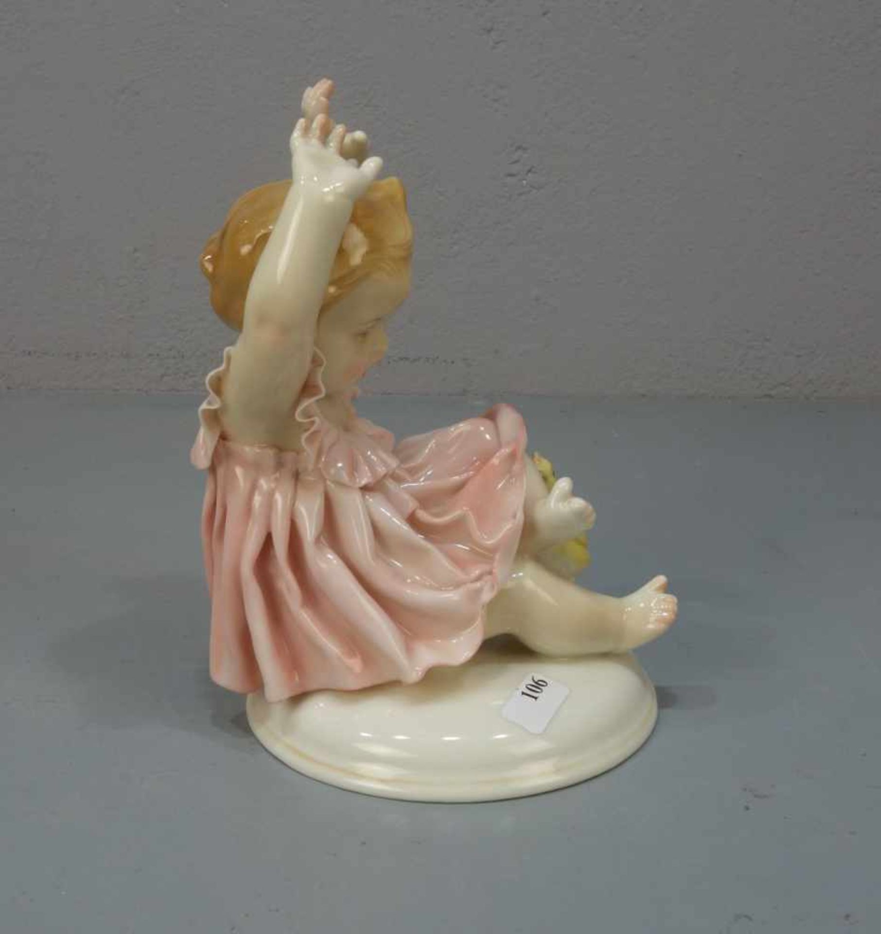 PORZELLANFIGUR: "Mädchen mit Küken" / porcelain figure "girl with chicklet", 1. Hälfte 20. Jh.,