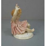 PORZELLANFIGUR: "Mädchen mit Küken" / porcelain figure "girl with chicklet", 1. Hälfte 20. Jh.,
