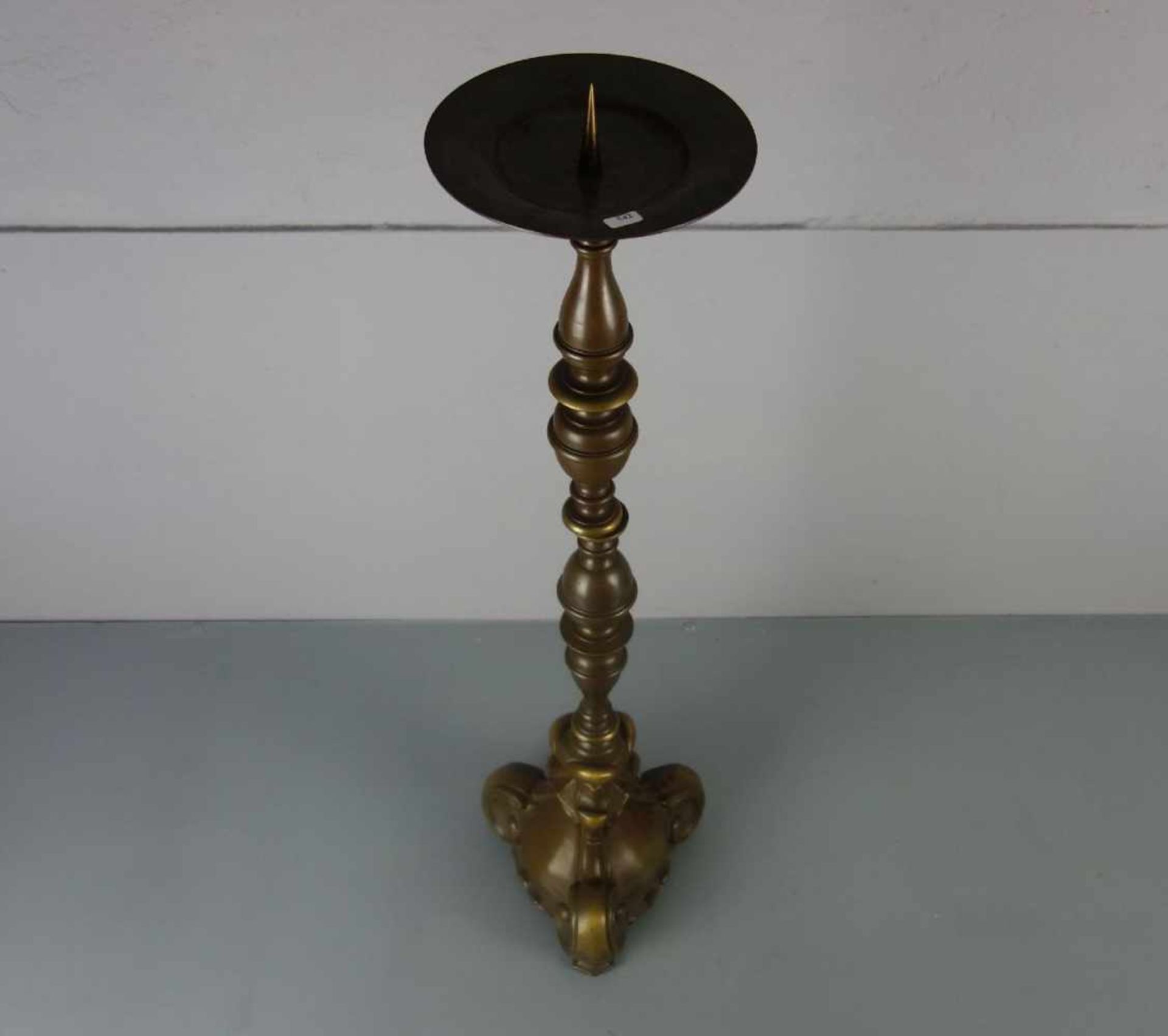 LEUCHTER / KERZENLEUCHTER / candle stand, Bronze, hellbraun patiniert mit goldfarbenen - Bild 2 aus 2