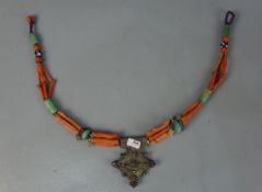 BERBER-SCHMUCK: HALSKETTE / oriental necklace, Taliouline / Marokko. Bernstein, Muscheln, Koralle