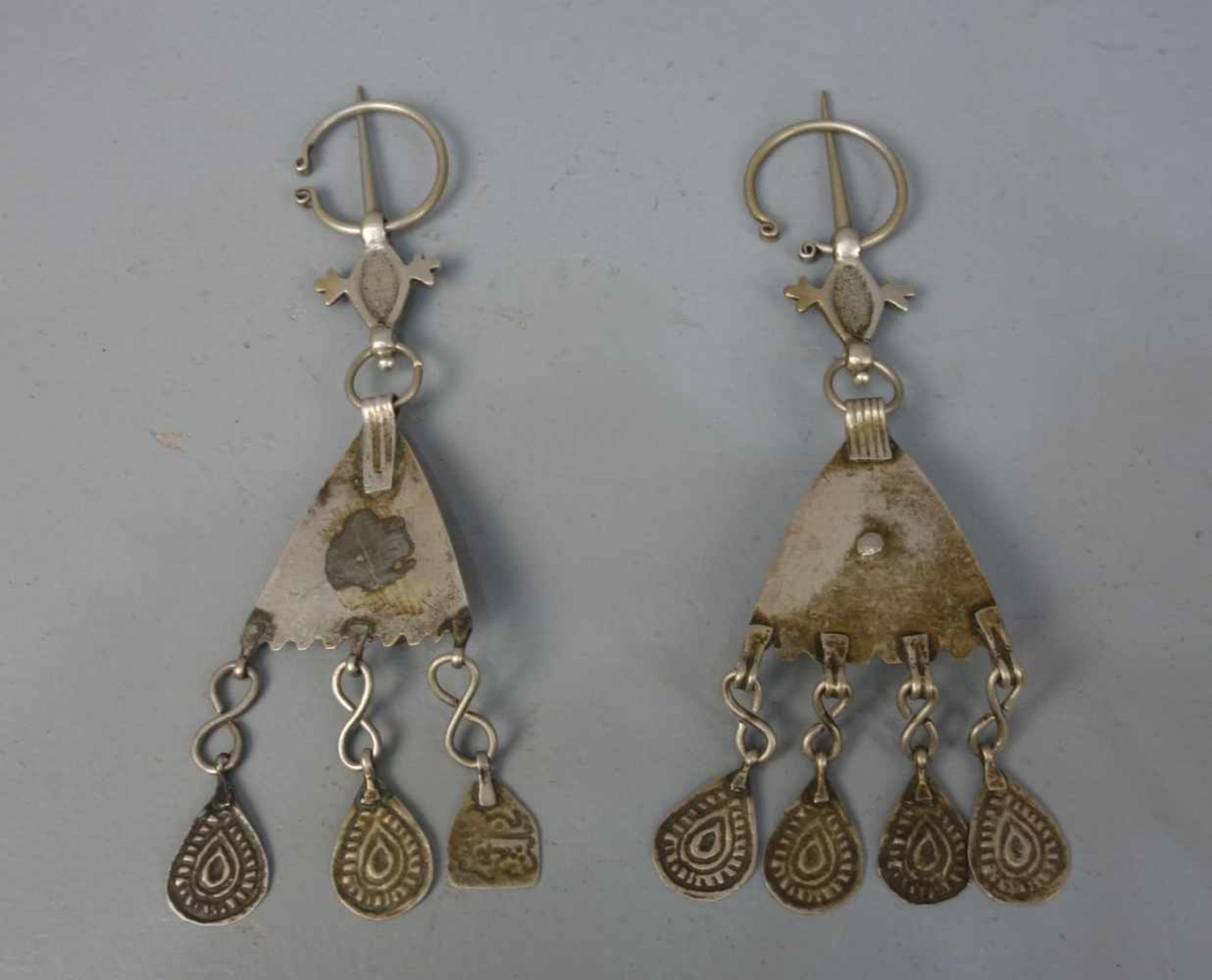 BERBER-SCHMUCK: FIBELPAAR / oriental accessoires, Midelt / Marokko, wohl Silber (63 g). Fibeln mit - Bild 2 aus 2