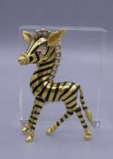 GROSSE FIGÜRLICHE BROSCHE / ZIEROBJEKT / brooch: "ZEBRA", in leichter Stilisierung, jedoch mit