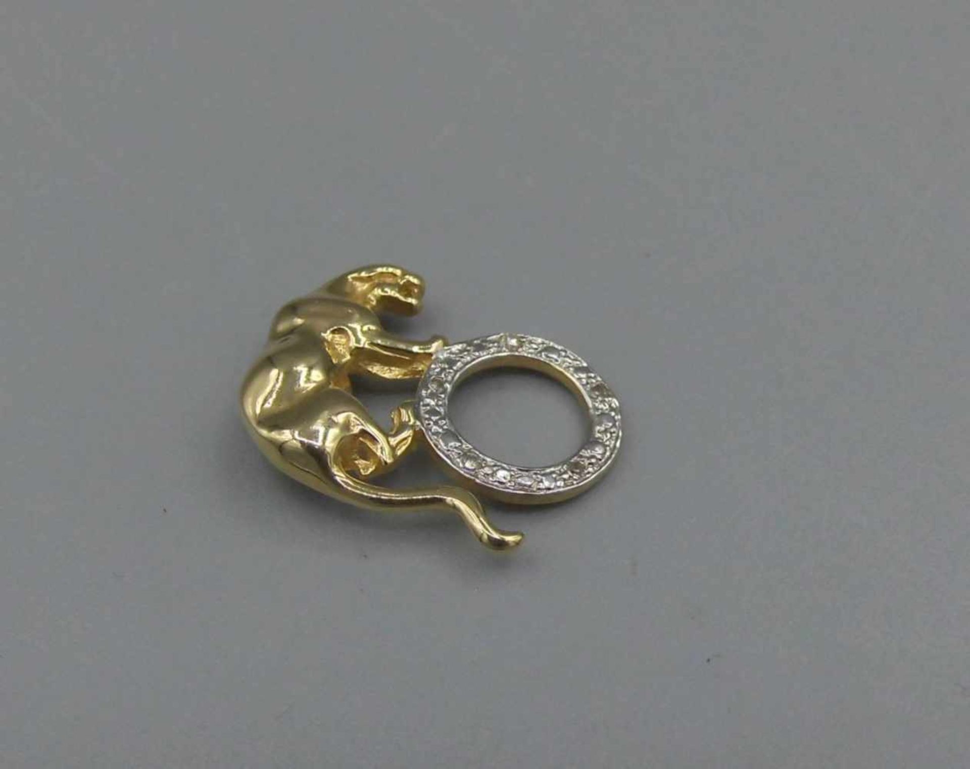 FIGÜRLICHER ANHÄNGER "Panther" / pendant, 585er Gelbgold (2,6 g). Panther auf einem Reifen, dieser - Image 2 of 3