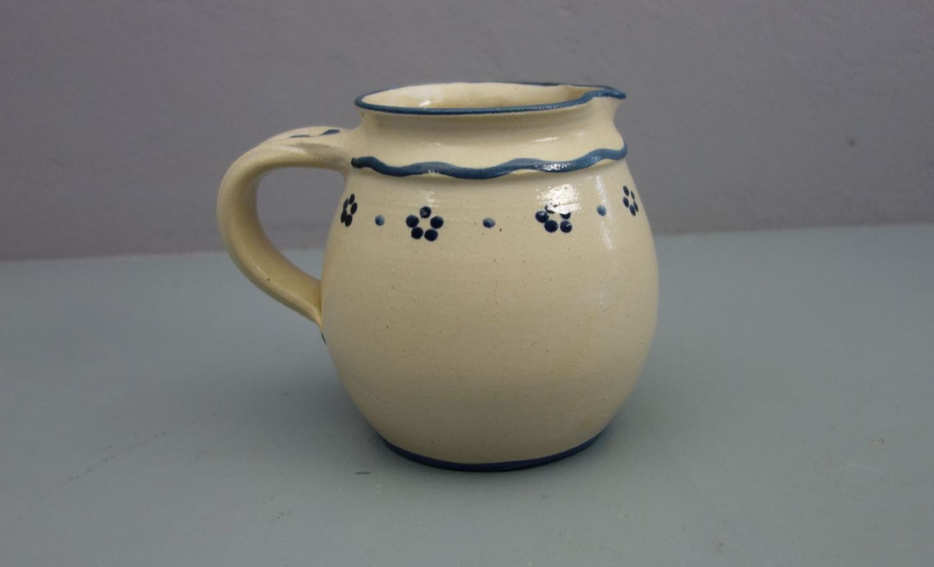 KRUG / ceramic jug, Keramik, heller Scherben, gebauchte Form mit profiliertem Hals, kleinem - Image 3 of 3