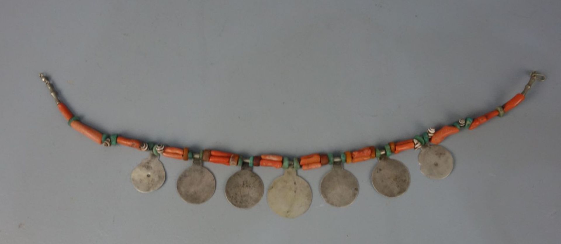 BERBER-SCHMUCK: KETTE / oriental necklace, Taliouline / Marokko. Bernstein, Muscheln, Koralle, - Bild 2 aus 2