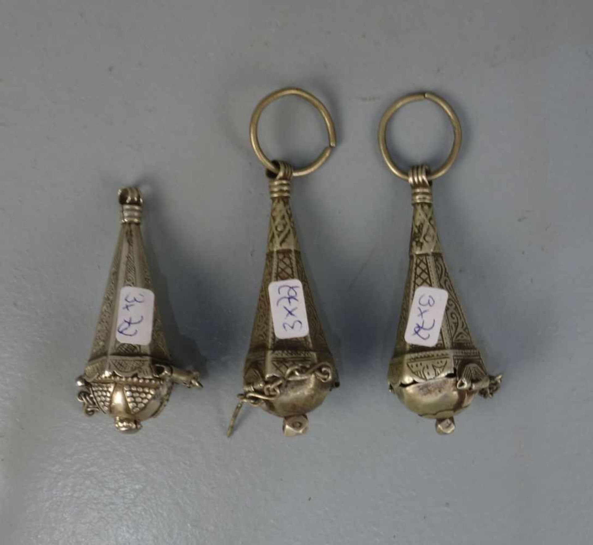 BERBER-SCHMUCK: 3 UMHANG-BESCHWERER / oriental jewellery, Talliouline / Marokko, Silber (insgesamt