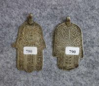 2 BERBER-SCHMUCKSTÜCKE: "HAND DER FATIMA", Marrakesch / Marokko, wohl Silber (insgesamt 21 g).