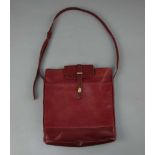 TASCHE / UMHÄNGETASCHE / leather bag, Must de Cartier / Paris. Rechteckige Form mit schmalem Träger.