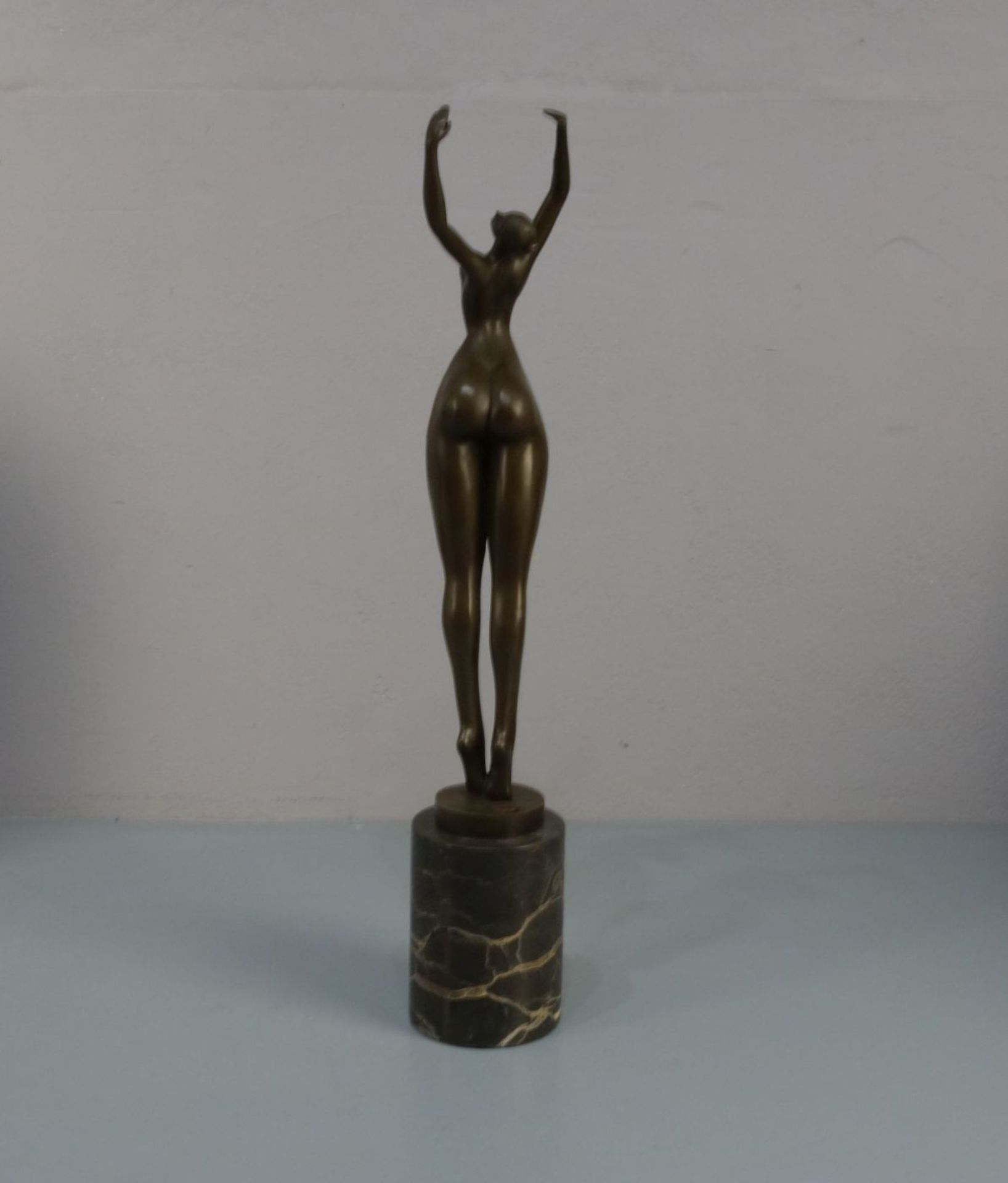 JUNO (Bildhauer des 20./21. Jh.), Skulptur / sculpture: "Weiblicher Akt / Tänzerin", Bronze, - Bild 3 aus 5