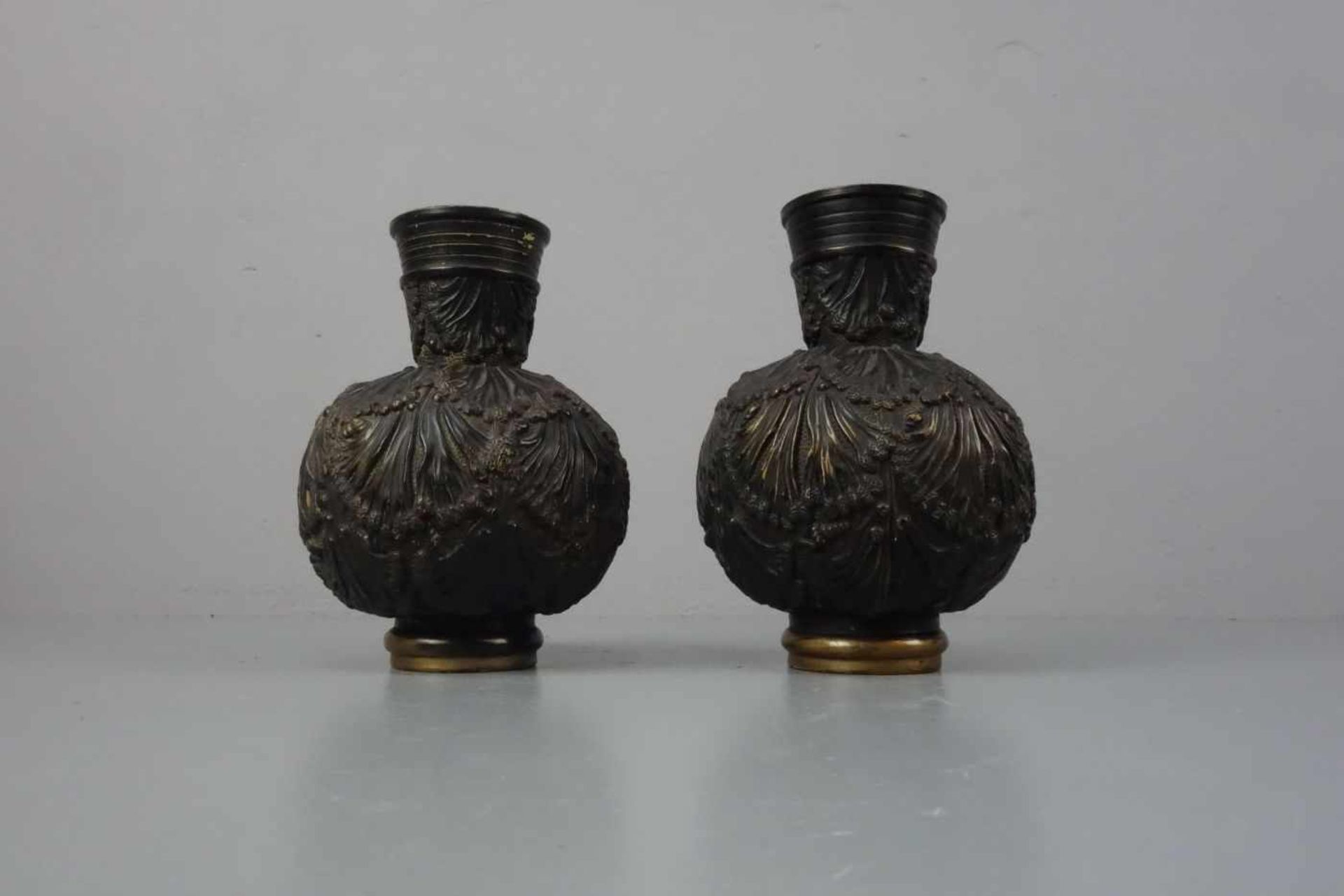 PAAR KANNEN mit stilisiertem Seetang - Relief / pair of jugs with seaweed motive, Keramik, heller - Bild 2 aus 4