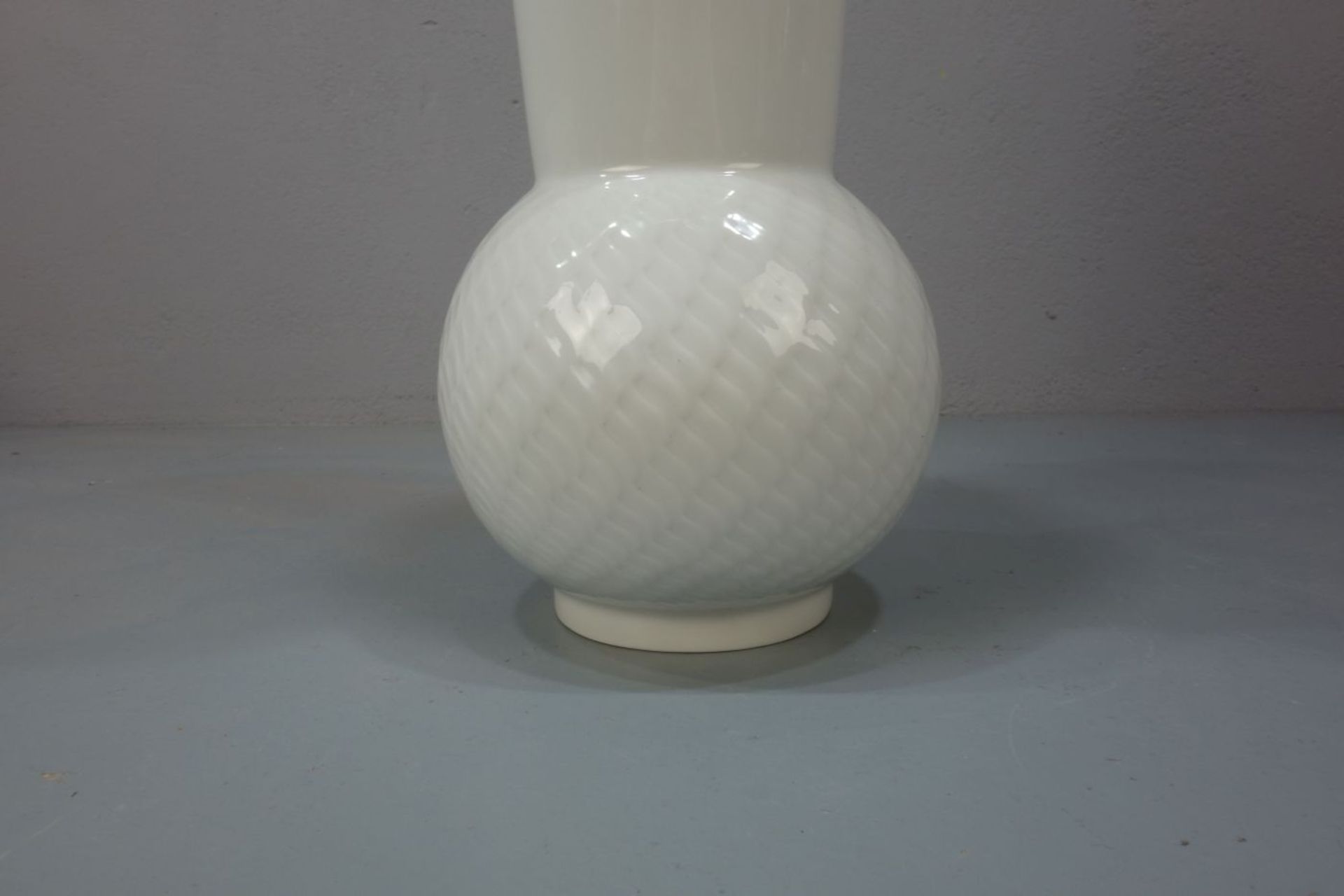 VASE "WELLENSPIEL RELIEF" / porcelain vase, Weissporzellan, Manufaktur Meissen, unterglasurblaue - Bild 3 aus 7